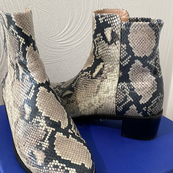 STUART WEITZMAN RESERVE BOOT - Picture 7 of 10